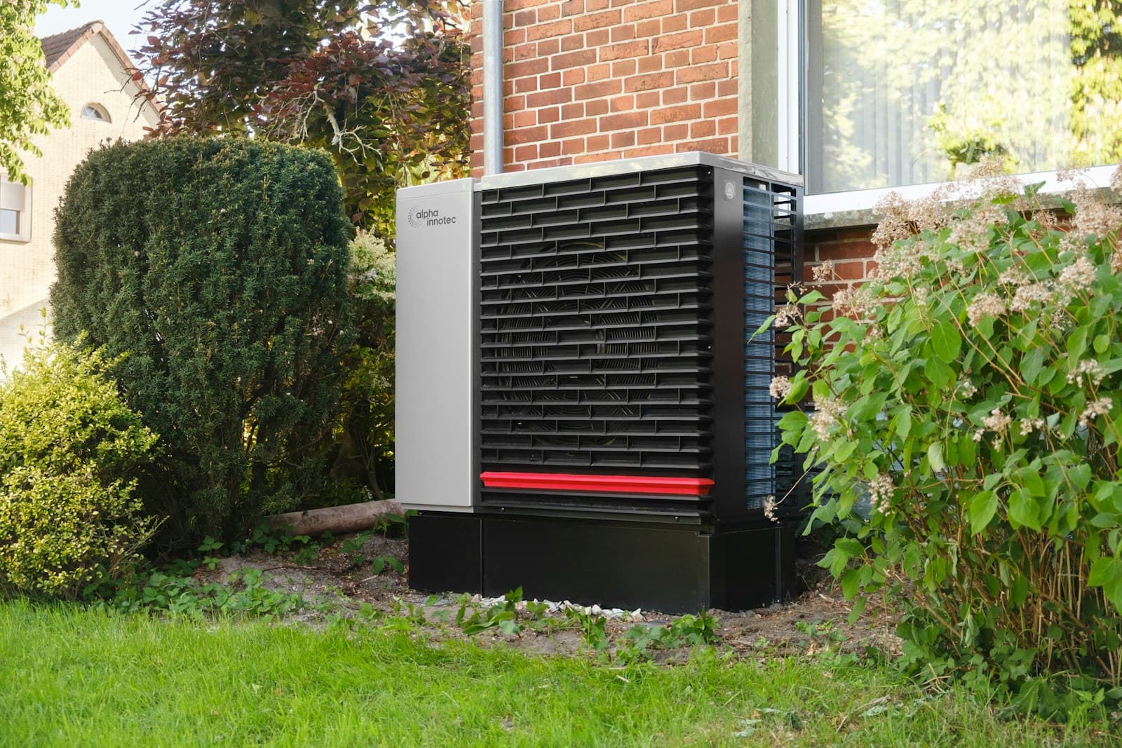 Außeneinheit einer Wärmepumpe an einem Wohnhaus